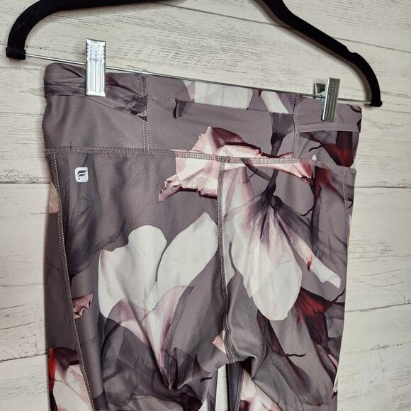Fabletics Size Small Powerlite Capri Leggings Gia Mirage Print - Picture 8 of 11